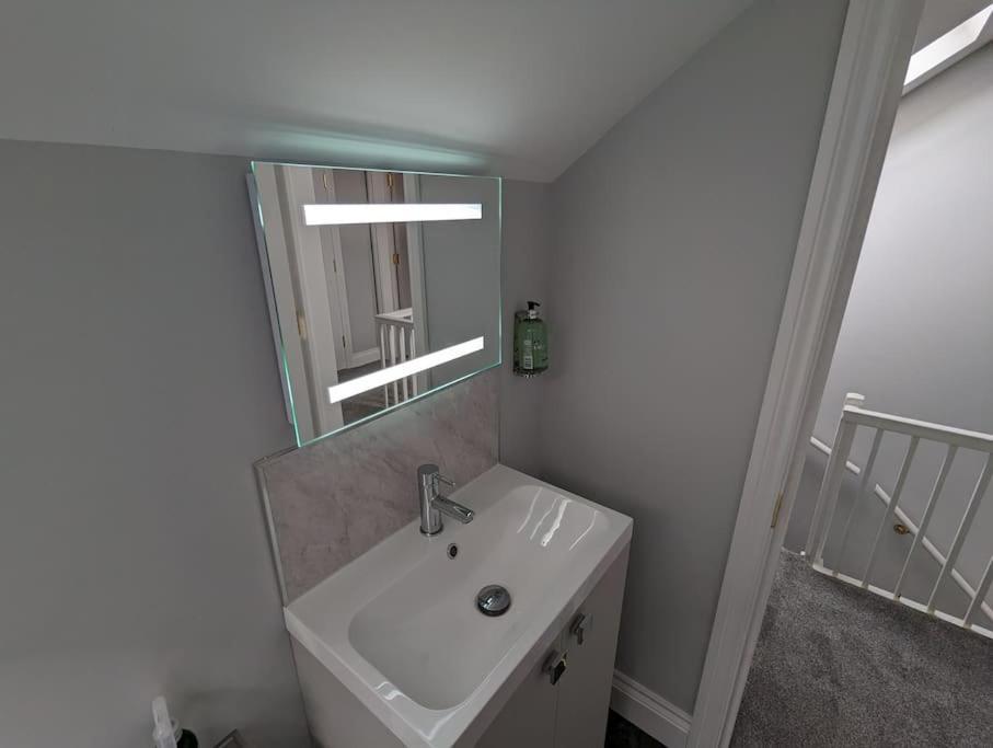 31 High Street - Modern & Stylish 2-Bed Apartment - Inc Parking Husbands Bosworth Exterior photo